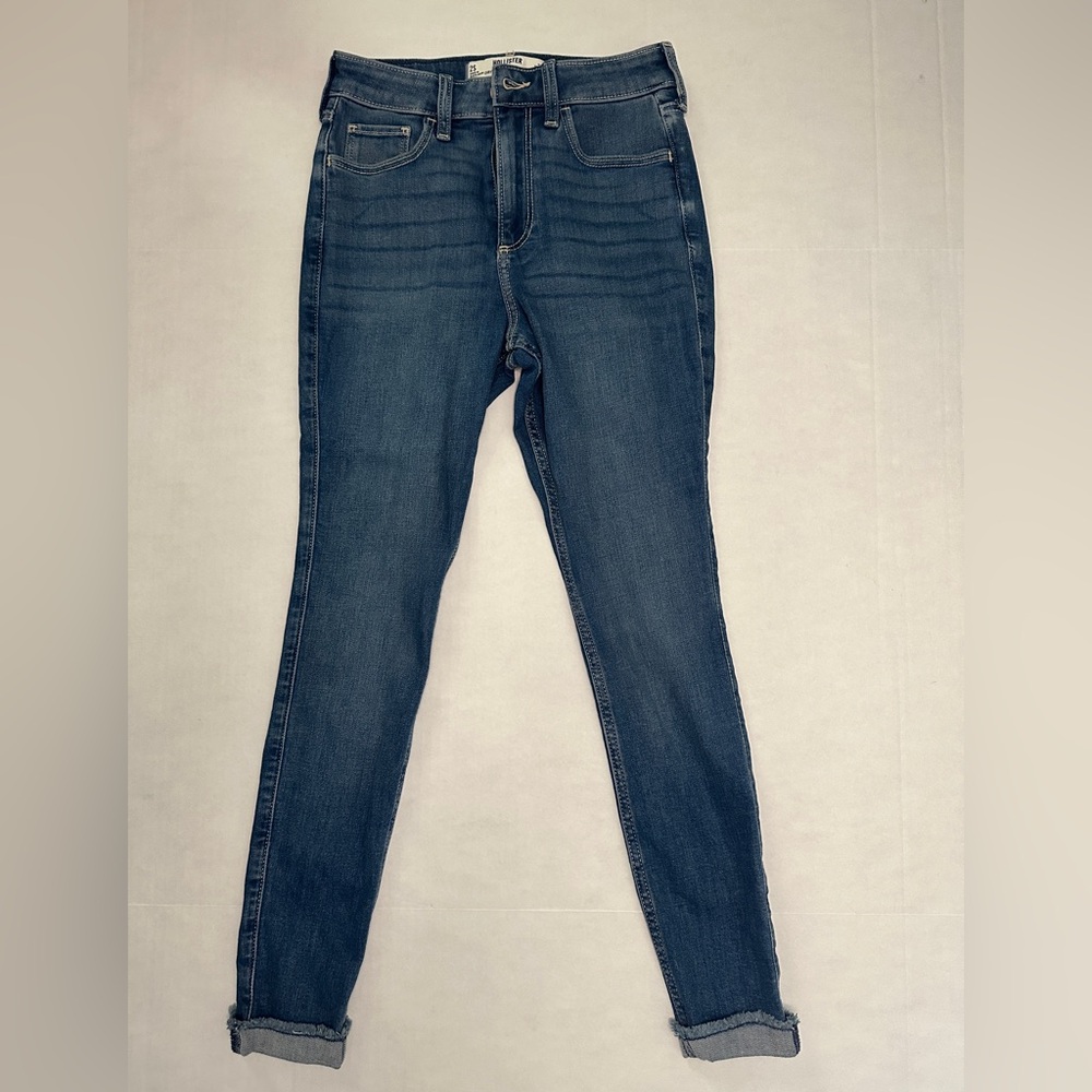 Hollister Curvy-High Rise Super Skinny Jeans. Size 2S (26S)